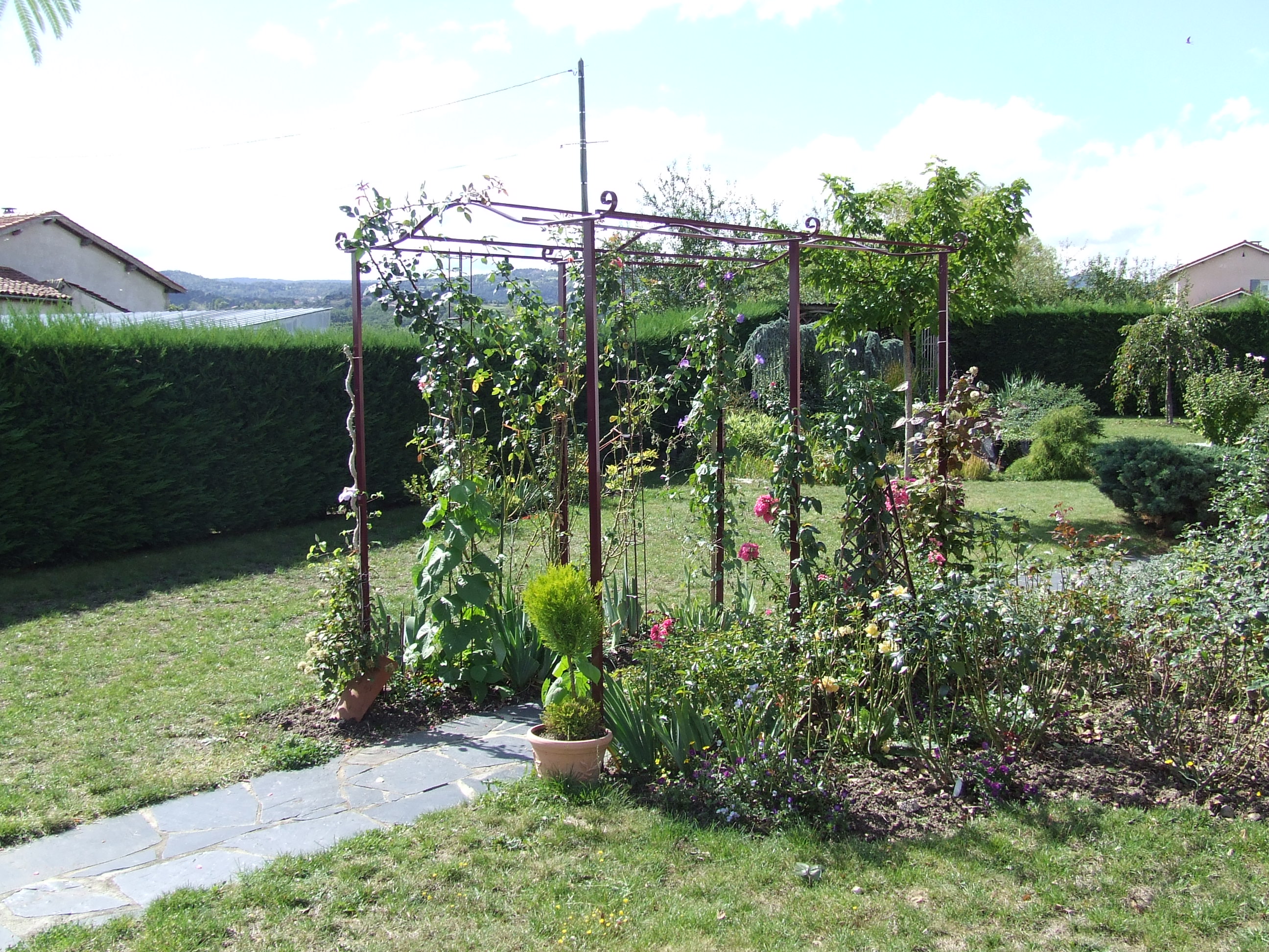 Pergola alu en forme de chapeau de gendarme