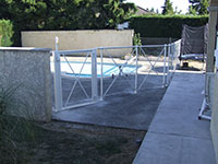 Barrière de piscine remplissage verre avec croix de St-andré