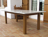 Table couleur ton bois dessus granit